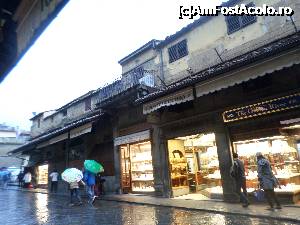 [P04] Magazine de bijuterii de pe Ponte Vecchio » foto by amero
 - 
<span class="allrVoted glyphicon glyphicon-heart hidden" id="av699930"></span>
<a class="m-l-10 hidden" id="sv699930" onclick="voting_Foto_DelVot(,699930,1230)" role="button">șterge vot <span class="glyphicon glyphicon-remove"></span></a>
<a id="v9699930" class=" c-red"  onclick="voting_Foto_SetVot(699930)" role="button"><span class="glyphicon glyphicon-heart-empty"></span> <b>LIKE</b> = Votează poza</a> <img class="hidden"  id="f699930W9" src="/imagini/loader.gif" border="0" /><span class="AjErrMes hidden" id="e699930ErM"></span>