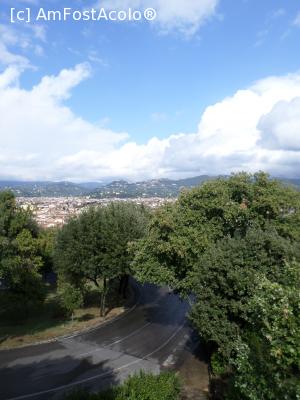 [P03] Soseaua care urca spre Piazzalle Michelangelo din Florenta. Pe fundal se vede leaganul renasterii, Florenta.  » foto by amero
 - 
<span class="allrVoted glyphicon glyphicon-heart hidden" id="av706633"></span>
<a class="m-l-10 hidden" id="sv706633" onclick="voting_Foto_DelVot(,706633,1230)" role="button">șterge vot <span class="glyphicon glyphicon-remove"></span></a>
<a id="v9706633" class=" c-red"  onclick="voting_Foto_SetVot(706633)" role="button"><span class="glyphicon glyphicon-heart-empty"></span> <b>LIKE</b> = Votează poza</a> <img class="hidden"  id="f706633W9" src="/imagini/loader.gif" border="0" /><span class="AjErrMes hidden" id="e706633ErM"></span>