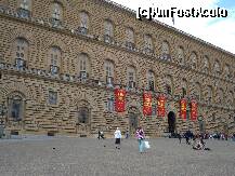 [P01] Florenta - Palatul Pitti - latura centarala vazuta din strada; in centru se vede intrarea. » foto by Diaura*
 - 
<span class="allrVoted glyphicon glyphicon-heart hidden" id="av147028"></span>
<a class="m-l-10 hidden" id="sv147028" onclick="voting_Foto_DelVot(,147028,1230)" role="button">șterge vot <span class="glyphicon glyphicon-remove"></span></a>
<a id="v9147028" class=" c-red"  onclick="voting_Foto_SetVot(147028)" role="button"><span class="glyphicon glyphicon-heart-empty"></span> <b>LIKE</b> = Votează poza</a> <img class="hidden"  id="f147028W9" src="/imagini/loader.gif" border="0" /><span class="AjErrMes hidden" id="e147028ErM"></span>