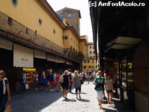 [P30] Ponte Vecchio si Coridorul Vasari, care este deviat pe langa turnul dinspre Palatul Pitti. Turnul apartinea familiei Mannelli, care nu i-a dat dreptul Ducelui Cosimo I de Medici sa treaca cu coridorul prin turn.  » foto by Mika
 - 
<span class="allrVoted glyphicon glyphicon-heart hidden" id="av620609"></span>
<a class="m-l-10 hidden" id="sv620609" onclick="voting_Foto_DelVot(,620609,1230)" role="button">șterge vot <span class="glyphicon glyphicon-remove"></span></a>
<a id="v9620609" class=" c-red"  onclick="voting_Foto_SetVot(620609)" role="button"><span class="glyphicon glyphicon-heart-empty"></span> <b>LIKE</b> = Votează poza</a> <img class="hidden"  id="f620609W9" src="/imagini/loader.gif" border="0" /><span class="AjErrMes hidden" id="e620609ErM"></span>