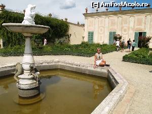 [P56] In Giardino del Cavaliere se afla o fantana construită de Giambologna, numita „Fontana delle Scimmie”, datorita celor trei maimuțe de la baza ei. Apa țâșnește central, printr-un heruvim de marmură. In spate este Muzeul Portelanurilor.  » foto by Mika
 - 
<span class="allrVoted glyphicon glyphicon-heart hidden" id="av620652"></span>
<a class="m-l-10 hidden" id="sv620652" onclick="voting_Foto_DelVot(,620652,1230)" role="button">șterge vot <span class="glyphicon glyphicon-remove"></span></a>
<a id="v9620652" class=" c-red"  onclick="voting_Foto_SetVot(620652)" role="button"><span class="glyphicon glyphicon-heart-empty"></span> <b>LIKE</b> = Votează poza</a> <img class="hidden"  id="f620652W9" src="/imagini/loader.gif" border="0" /><span class="AjErrMes hidden" id="e620652ErM"></span>