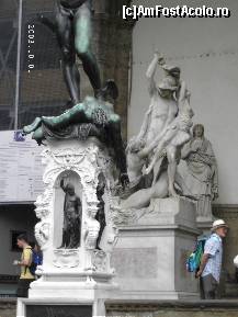 [P08] Răpirea Polyxeniei, operă a lui Pio Fedi şi, în faţă, parţial, Perseu, operă a lui Benvenuto Cellini, aflate în Loggia dei Lanzi » foto by Costi
 - 
<span class="allrVoted glyphicon glyphicon-heart hidden" id="av46719"></span>
<a class="m-l-10 hidden" id="sv46719" onclick="voting_Foto_DelVot(,46719,1230)" role="button">șterge vot <span class="glyphicon glyphicon-remove"></span></a>
<a id="v946719" class=" c-red"  onclick="voting_Foto_SetVot(46719)" role="button"><span class="glyphicon glyphicon-heart-empty"></span> <b>LIKE</b> = Votează poza</a> <img class="hidden"  id="f46719W9" src="/imagini/loader.gif" border="0" /><span class="AjErrMes hidden" id="e46719ErM"></span>