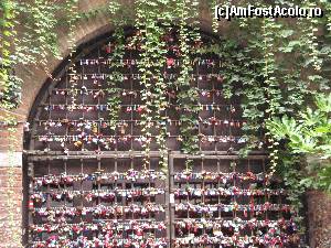[P02] Lacatele agatate la Casa Julietei din Verona » foto by vlado2
 - 
<span class="allrVoted glyphicon glyphicon-heart hidden" id="av549939"></span>
<a class="m-l-10 hidden" id="sv549939" onclick="voting_Foto_DelVot(,549939,1233)" role="button">șterge vot <span class="glyphicon glyphicon-remove"></span></a>
<a id="v9549939" class=" c-red"  onclick="voting_Foto_SetVot(549939)" role="button"><span class="glyphicon glyphicon-heart-empty"></span> <b>LIKE</b> = Votează poza</a> <img class="hidden"  id="f549939W9" src="/imagini/loader.gif" border="0" /><span class="AjErrMes hidden" id="e549939ErM"></span>