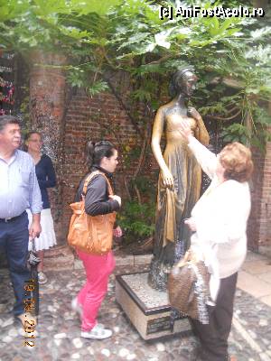 [P13] Italia - Verona, statuia Julietei lustruita de atatea mangaieri indecente » foto by Diaura*
 - 
<span class="allrVoted glyphicon glyphicon-heart hidden" id="av371308"></span>
<a class="m-l-10 hidden" id="sv371308" onclick="voting_Foto_DelVot(,371308,1233)" role="button">șterge vot <span class="glyphicon glyphicon-remove"></span></a>
<a id="v9371308" class=" c-red"  onclick="voting_Foto_SetVot(371308)" role="button"><span class="glyphicon glyphicon-heart-empty"></span> <b>LIKE</b> = Votează poza</a> <img class="hidden"  id="f371308W9" src="/imagini/loader.gif" border="0" /><span class="AjErrMes hidden" id="e371308ErM"></span>