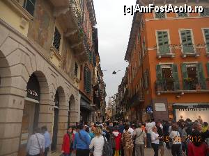 [P07] Italia - Verona - Via Mazzini vazuta din Piazza Bra » foto by Diaura*
 - 
<span class="allrVoted glyphicon glyphicon-heart hidden" id="av371302"></span>
<a class="m-l-10 hidden" id="sv371302" onclick="voting_Foto_DelVot(,371302,1233)" role="button">șterge vot <span class="glyphicon glyphicon-remove"></span></a>
<a id="v9371302" class=" c-red"  onclick="voting_Foto_SetVot(371302)" role="button"><span class="glyphicon glyphicon-heart-empty"></span> <b>LIKE</b> = Votează poza</a> <img class="hidden"  id="f371302W9" src="/imagini/loader.gif" border="0" /><span class="AjErrMes hidden" id="e371302ErM"></span>