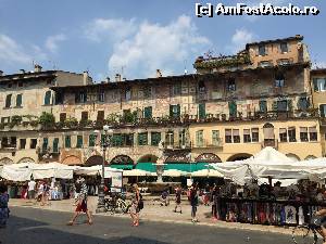 [P13] Casa Mazannti din Piata Erbe - exemplu de pictura decorativa a fatadelor. In timpul Renasterii Verona era recunoscuta ca un oras pictat. In mijloc se vede si fantana Madona Verona.  » foto by Aurici
 - 
<span class="allrVoted glyphicon glyphicon-heart hidden" id="av676820"></span>
<a class="m-l-10 hidden" id="sv676820" onclick="voting_Foto_DelVot(,676820,1233)" role="button">șterge vot <span class="glyphicon glyphicon-remove"></span></a>
<a id="v9676820" class=" c-red"  onclick="voting_Foto_SetVot(676820)" role="button"><span class="glyphicon glyphicon-heart-empty"></span> <b>LIKE</b> = Votează poza</a> <img class="hidden"  id="f676820W9" src="/imagini/loader.gif" border="0" /><span class="AjErrMes hidden" id="e676820ErM"></span>