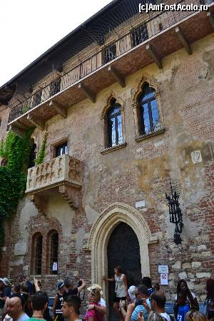 [P05] Casa Julietei cu celebrul balcon (adaugat mai tarziu casei, dupa unele scrieri) si turistii care vor sa se fotografieze aici.  » foto by Gabi Georgeta
 - 
<span class="allrVoted glyphicon glyphicon-heart hidden" id="av576816"></span>
<a class="m-l-10 hidden" id="sv576816" onclick="voting_Foto_DelVot(,576816,1233)" role="button">șterge vot <span class="glyphicon glyphicon-remove"></span></a>
<a id="v9576816" class=" c-red"  onclick="voting_Foto_SetVot(576816)" role="button"><span class="glyphicon glyphicon-heart-empty"></span> <b>LIKE</b> = Votează poza</a> <img class="hidden"  id="f576816W9" src="/imagini/loader.gif" border="0" /><span class="AjErrMes hidden" id="e576816ErM"></span>