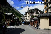 [P00x] ZERMATT - ELVETIA 2008. Un vestit oras de munte deosebit de curat dar si scump. Acesul autovehicolelor este interzis, acestea fiind lasate intr-un alt oras - TASCH - la doar 8 Km. In orasul ZERMATT se poate ajunge numai cu trenul GLACIER EXPRESS. Altitudinea la care este situat orasul este de 1620 m. » foto by nemesiss
 - 
<span class="allrVoted glyphicon glyphicon-heart hidden" id="av3929"></span>
<a class="m-l-10 hidden" id="sv3929" onclick="voting_Foto_DelVot(,3929,1236)" role="button">șterge vot <span class="glyphicon glyphicon-remove"></span></a>
<a id="v93929" class=" c-red"  onclick="voting_Foto_SetVot(3929)" role="button"><span class="glyphicon glyphicon-heart-empty"></span> <b>LIKE</b> = Votează poza</a> <img class="hidden"  id="f3929W9" src="/imagini/loader.gif" border="0" /><span class="AjErrMes hidden" id="e3929ErM"></span>