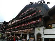 [P11] Hotelul Derbi din Zermat, ornat, ca toate cladirile, cu atatea flori » foto by ileanaxperta*
 - 
<span class="allrVoted glyphicon glyphicon-heart hidden" id="av299828"></span>
<a class="m-l-10 hidden" id="sv299828" onclick="voting_Foto_DelVot(,299828,1236)" role="button">șterge vot <span class="glyphicon glyphicon-remove"></span></a>
<a id="v9299828" class=" c-red"  onclick="voting_Foto_SetVot(299828)" role="button"><span class="glyphicon glyphicon-heart-empty"></span> <b>LIKE</b> = Votează poza</a> <img class="hidden"  id="f299828W9" src="/imagini/loader.gif" border="0" /><span class="AjErrMes hidden" id="e299828ErM"></span>