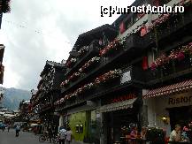 [P12] Alte hoteluri si pensiuni din Zermatt, cu restaurante si terase sau magazine la parter » foto by ileanaxperta*
 - 
<span class="allrVoted glyphicon glyphicon-heart hidden" id="av299829"></span>
<a class="m-l-10 hidden" id="sv299829" onclick="voting_Foto_DelVot(,299829,1236)" role="button">șterge vot <span class="glyphicon glyphicon-remove"></span></a>
<a id="v9299829" class=" c-red"  onclick="voting_Foto_SetVot(299829)" role="button"><span class="glyphicon glyphicon-heart-empty"></span> <b>LIKE</b> = Votează poza</a> <img class="hidden"  id="f299829W9" src="/imagini/loader.gif" border="0" /><span class="AjErrMes hidden" id="e299829ErM"></span>