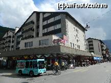 [P06] Unul din mijloacele de transport din Zermatt: microbuze electrice dar si cativa biciclisti » foto by ileanaxperta*
 - 
<span class="allrVoted glyphicon glyphicon-heart hidden" id="av299823"></span>
<a class="m-l-10 hidden" id="sv299823" onclick="voting_Foto_DelVot(,299823,1236)" role="button">șterge vot <span class="glyphicon glyphicon-remove"></span></a>
<a id="v9299823" class=" c-red"  onclick="voting_Foto_SetVot(299823)" role="button"><span class="glyphicon glyphicon-heart-empty"></span> <b>LIKE</b> = Votează poza</a> <img class="hidden"  id="f299823W9" src="/imagini/loader.gif" border="0" /><span class="AjErrMes hidden" id="e299823ErM"></span>