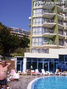 [P08] Piscina. In spate este hotelul Viva, cotat mai bine. Am facut foto pt. ca in toate prezentarile Viva apare ca fiind f. departe de Elena, aceesul se face prin spate pe 80 de trepte. » foto by anamaria
 - 
<span class="allrVoted glyphicon glyphicon-heart hidden" id="av39803"></span>
<a class="m-l-10 hidden" id="sv39803" onclick="voting_Foto_DelVot(,39803,1259)" role="button">șterge vot <span class="glyphicon glyphicon-remove"></span></a>
<a id="v939803" class=" c-red"  onclick="voting_Foto_SetVot(39803)" role="button"><span class="glyphicon glyphicon-heart-empty"></span> <b>LIKE</b> = Votează poza</a> <img class="hidden"  id="f39803W9" src="/imagini/loader.gif" border="0" /><span class="AjErrMes hidden" id="e39803ErM"></span>