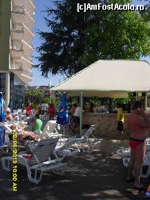[P75] snack bar la piscina exterioara. Cel cu tricoul galben se ocupa de piscina, el pune clorul.  » foto by adryana
 - 
<span class="allrVoted glyphicon glyphicon-heart hidden" id="av419670"></span>
<a class="m-l-10 hidden" id="sv419670" onclick="voting_Foto_DelVot(,419670,1259)" role="button">șterge vot <span class="glyphicon glyphicon-remove"></span></a>
<a id="v9419670" class=" c-red"  onclick="voting_Foto_SetVot(419670)" role="button"><span class="glyphicon glyphicon-heart-empty"></span> <b>LIKE</b> = Votează poza</a> <img class="hidden"  id="f419670W9" src="/imagini/loader.gif" border="0" /><span class="AjErrMes hidden" id="e419670ErM"></span>