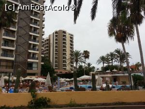 [P29] Vive la Vida - Sol Tenerife - vedere din faleză cu hotelul şi piscina » foto by nicole33
 - 
<span class="allrVoted glyphicon glyphicon-heart hidden" id="av933751"></span>
<a class="m-l-10 hidden" id="sv933751" onclick="voting_Foto_DelVot(,933751,1261)" role="button">șterge vot <span class="glyphicon glyphicon-remove"></span></a>
<a id="v9933751" class=" c-red"  onclick="voting_Foto_SetVot(933751)" role="button"><span class="glyphicon glyphicon-heart-empty"></span> <b>LIKE</b> = Votează poza</a> <img class="hidden"  id="f933751W9" src="/imagini/loader.gif" border="0" /><span class="AjErrMes hidden" id="e933751ErM"></span>