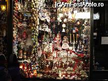 [P26] O vitrina cu tot felul de ornamente de craciun dintr-un magazin din Budapesta » foto by ileanaxperta*
 - 
<span class="allrVoted glyphicon glyphicon-heart hidden" id="av31229"></span>
<a class="m-l-10 hidden" id="sv31229" onclick="voting_Foto_DelVot(,31229,1275)" role="button">șterge vot <span class="glyphicon glyphicon-remove"></span></a>
<a id="v931229" class=" c-red"  onclick="voting_Foto_SetVot(31229)" role="button"><span class="glyphicon glyphicon-heart-empty"></span> <b>LIKE</b> = Votează poza</a> <img class="hidden"  id="f31229W9" src="/imagini/loader.gif" border="0" /><span class="AjErrMes hidden" id="e31229ErM"></span>
