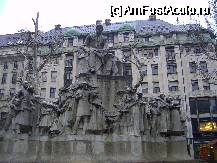 [P03] Monumentul din Piata Vorosmary - Budapesta - si care infatiseaza diferitele clase sociale » foto by krondia*
 - 
<span class="allrVoted glyphicon glyphicon-heart hidden" id="av64898"></span>
<a class="m-l-10 hidden" id="sv64898" onclick="voting_Foto_DelVot(,64898,1275)" role="button">șterge vot <span class="glyphicon glyphicon-remove"></span></a>
<a id="v964898" class=" c-red"  onclick="voting_Foto_SetVot(64898)" role="button"><span class="glyphicon glyphicon-heart-empty"></span> <b>LIKE</b> = Votează poza</a> <img class="hidden"  id="f64898W9" src="/imagini/loader.gif" border="0" /><span class="AjErrMes hidden" id="e64898ErM"></span>