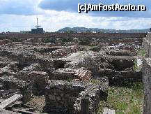 [P04] situl arheologic din vecinatatea palatului ; fiind zi de sarbatoare nu se lucra dar urme ale arheologilor prezenti in cursul saptamanii se putea zari. » foto by mirelutza
 - 
<span class="allrVoted glyphicon glyphicon-heart hidden" id="av146249"></span>
<a class="m-l-10 hidden" id="sv146249" onclick="voting_Foto_DelVot(,146249,1275)" role="button">șterge vot <span class="glyphicon glyphicon-remove"></span></a>
<a id="v9146249" class=" c-red"  onclick="voting_Foto_SetVot(146249)" role="button"><span class="glyphicon glyphicon-heart-empty"></span> <b>LIKE</b> = Votează poza</a> <img class="hidden"  id="f146249W9" src="/imagini/loader.gif" border="0" /><span class="AjErrMes hidden" id="e146249ErM"></span>