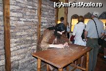 [P04] Cel de la masă, ce sortează pietre preţioase, este un personaj din ceară. Ceilalţi sunt turişti, în carne şi oase. » foto by Costi
 - 
<span class="allrVoted glyphicon glyphicon-heart hidden" id="av28952"></span>
<a class="m-l-10 hidden" id="sv28952" onclick="voting_Foto_DelVot(,28952,1275)" role="button">șterge vot <span class="glyphicon glyphicon-remove"></span></a>
<a id="v928952" class=" c-red"  onclick="voting_Foto_SetVot(28952)" role="button"><span class="glyphicon glyphicon-heart-empty"></span> <b>LIKE</b> = Votează poza</a> <img class="hidden"  id="f28952W9" src="/imagini/loader.gif" border="0" /><span class="AjErrMes hidden" id="e28952ErM"></span>