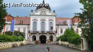 [P02] Ne-am oprit pentru a admira arhitectura exterioara, iar muzica clasica din fundal ne-a introdus in atmosfera anilor 1700-1800, pe care am si ,,topait”, ignorand picaturile de ploaie.

Castelul poate fi vizitat zilnic intre orele 10-18, iar pretul este de 3200 HUF/persoana. Teatrul baroc, Scoala de echitatie si grajdurile se pot vizita doar in grupuri organizate, iar buncarul lui Horthy, doar cu ghid, cu rezervare prealabila. » foto by geani anto
 - 
<span class="allrVoted glyphicon glyphicon-heart hidden" id="av1323297"></span>
<a class="m-l-10 hidden" id="sv1323297" onclick="voting_Foto_DelVot(,1323297,1275)" role="button">șterge vot <span class="glyphicon glyphicon-remove"></span></a>
<a id="v91323297" class=" c-red"  onclick="voting_Foto_SetVot(1323297)" role="button"><span class="glyphicon glyphicon-heart-empty"></span> <b>LIKE</b> = Votează poza</a> <img class="hidden"  id="f1323297W9" src="/imagini/loader.gif" border="0" /><span class="AjErrMes hidden" id="e1323297ErM"></span>
