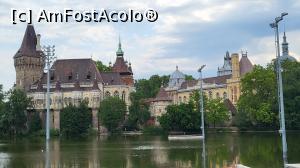 [P04] <strong>Castelul Vajdahunyad</strong>, situat in spatele Pietii Eroilor, în Parcul Orasului (Városliget) este construit pe o mica insula, accesul realizandu-se de pe 4 poduri.

Privit de pe pod, am descoperit asemanarea fatadei acestuia cu cea a castelului Corvinilor din Hunedoara.  Castelul nostru, care a fost resedinta lui Matia Corvin, regele Ungariei,  a servit drept  model castelului Vajdahunyad. » foto by geani anto
 - 
<span class="allrVoted glyphicon glyphicon-heart hidden" id="av1325919"></span>
<a class="m-l-10 hidden" id="sv1325919" onclick="voting_Foto_DelVot(,1325919,1275)" role="button">șterge vot <span class="glyphicon glyphicon-remove"></span></a>
<a id="v91325919" class=" c-red"  onclick="voting_Foto_SetVot(1325919)" role="button"><span class="glyphicon glyphicon-heart-empty"></span> <b>LIKE</b> = Votează poza</a> <img class="hidden"  id="f1325919W9" src="/imagini/loader.gif" border="0" /><span class="AjErrMes hidden" id="e1325919ErM"></span>
