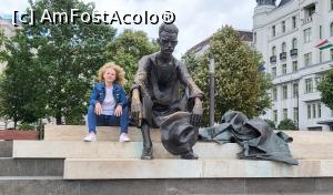 [P11] Statuie noua ce il reprezinta pe sensibilul poet Attila József, ce a adus in prim plan conditia umana, care s-a sinucis la varsta de 32 de ani. » foto by geani anto
 - 
<span class="allrVoted glyphicon glyphicon-heart hidden" id="av1326265"></span>
<a class="m-l-10 hidden" id="sv1326265" onclick="voting_Foto_DelVot(,1326265,1275)" role="button">șterge vot <span class="glyphicon glyphicon-remove"></span></a>
<a id="v91326265" class=" c-red"  onclick="voting_Foto_SetVot(1326265)" role="button"><span class="glyphicon glyphicon-heart-empty"></span> <b>LIKE</b> = Votează poza</a> <img class="hidden"  id="f1326265W9" src="/imagini/loader.gif" border="0" /><span class="AjErrMes hidden" id="e1326265ErM"></span>