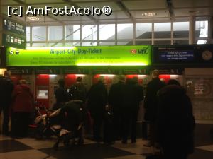 [P10] De la aceste aparate se iau biletele si daca nu va descurcati se va ivi cineva care sa va ajute » foto by mishu
 - 
<span class="allrVoted glyphicon glyphicon-heart hidden" id="av926365"></span>
<a class="m-l-10 hidden" id="sv926365" onclick="voting_Foto_DelVot(,926365,1417)" role="button">șterge vot <span class="glyphicon glyphicon-remove"></span></a>
<a id="v9926365" class=" c-red"  onclick="voting_Foto_SetVot(926365)" role="button"><span class="glyphicon glyphicon-heart-empty"></span> <b>LIKE</b> = Votează poza</a> <img class="hidden"  id="f926365W9" src="/imagini/loader.gif" border="0" /><span class="AjErrMes hidden" id="e926365ErM"></span>