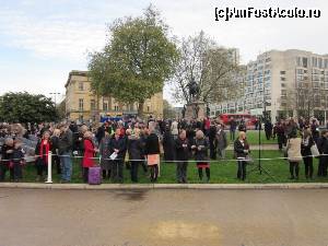 [P02] La Wellington Arch. În așteptarea începerii paradei.  » foto by sophie_p*
 - 
<span class="allrVoted glyphicon glyphicon-heart hidden" id="av584504"></span>
<a class="m-l-10 hidden" id="sv584504" onclick="voting_Foto_DelVot(,584504,1570)" role="button">șterge vot <span class="glyphicon glyphicon-remove"></span></a>
<a id="v9584504" class=" c-red"  onclick="voting_Foto_SetVot(584504)" role="button"><span class="glyphicon glyphicon-heart-empty"></span> <b>LIKE</b> = Votează poza</a> <img class="hidden"  id="f584504W9" src="/imagini/loader.gif" border="0" /><span class="AjErrMes hidden" id="e584504ErM"></span>