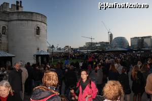 [P24] Aglomerație la Tower of London. În depărtare se observă... inesteticul.  » foto by sophie_p*
 - 
<span class="allrVoted glyphicon glyphicon-heart hidden" id="av584526"></span>
<a class="m-l-10 hidden" id="sv584526" onclick="voting_Foto_DelVot(,584526,1570)" role="button">șterge vot <span class="glyphicon glyphicon-remove"></span></a>
<a id="v9584526" class=" c-red"  onclick="voting_Foto_SetVot(584526)" role="button"><span class="glyphicon glyphicon-heart-empty"></span> <b>LIKE</b> = Votează poza</a> <img class="hidden"  id="f584526W9" src="/imagini/loader.gif" border="0" /><span class="AjErrMes hidden" id="e584526ErM"></span>