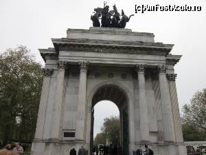 [P03] Wellington Arch » foto by sophie_p*
 - 
<span class="allrVoted glyphicon glyphicon-heart hidden" id="av584505"></span>
<a class="m-l-10 hidden" id="sv584505" onclick="voting_Foto_DelVot(,584505,1570)" role="button">șterge vot <span class="glyphicon glyphicon-remove"></span></a>
<a id="v9584505" class=" c-red"  onclick="voting_Foto_SetVot(584505)" role="button"><span class="glyphicon glyphicon-heart-empty"></span> <b>LIKE</b> = Votează poza</a> <img class="hidden"  id="f584505W9" src="/imagini/loader.gif" border="0" /><span class="AjErrMes hidden" id="e584505ErM"></span>