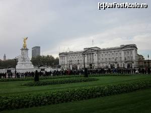 [P04] Buckingham Palace - În așteptarea familiei regale. Se potrivește blocul din plan îndepărat?  » foto by sophie_p*
 - 
<span class="allrVoted glyphicon glyphicon-heart hidden" id="av584506"></span>
<a class="m-l-10 hidden" id="sv584506" onclick="voting_Foto_DelVot(,584506,1570)" role="button">șterge vot <span class="glyphicon glyphicon-remove"></span></a>
<a id="v9584506" class=" c-red"  onclick="voting_Foto_SetVot(584506)" role="button"><span class="glyphicon glyphicon-heart-empty"></span> <b>LIKE</b> = Votează poza</a> <img class="hidden"  id="f584506W9" src="/imagini/loader.gif" border="0" /><span class="AjErrMes hidden" id="e584506ErM"></span>
