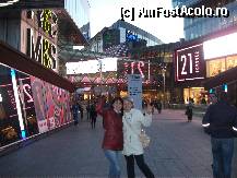 [P53] Stratford olympic center, shopping area » foto by raducondurache
 - 
<span class="allrVoted glyphicon glyphicon-heart hidden" id="av327466"></span>
<a class="m-l-10 hidden" id="sv327466" onclick="voting_Foto_DelVot(,327466,1570)" role="button">șterge vot <span class="glyphicon glyphicon-remove"></span></a>
<a id="v9327466" class=" c-red"  onclick="voting_Foto_SetVot(327466)" role="button"><span class="glyphicon glyphicon-heart-empty"></span> <b>LIKE</b> = Votează poza</a> <img class="hidden"  id="f327466W9" src="/imagini/loader.gif" border="0" /><span class="AjErrMes hidden" id="e327466ErM"></span>