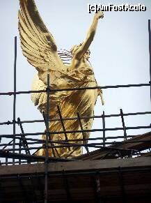 [P01] Statuia din fata Palatului Buckingham » foto by florintoma
 - 
<span class="allrVoted glyphicon glyphicon-heart hidden" id="av276073"></span>
<a class="m-l-10 hidden" id="sv276073" onclick="voting_Foto_DelVot(,276073,1570)" role="button">șterge vot <span class="glyphicon glyphicon-remove"></span></a>
<a id="v9276073" class=" c-red"  onclick="voting_Foto_SetVot(276073)" role="button"><span class="glyphicon glyphicon-heart-empty"></span> <b>LIKE</b> = Votează poza</a> <img class="hidden"  id="f276073W9" src="/imagini/loader.gif" border="0" /><span class="AjErrMes hidden" id="e276073ErM"></span>