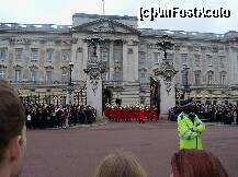 [P02] Palatul Buckingham si schimbul garzilor, ceremonialul de retragere si mii de turisti atenti/curiosi » foto by florintoma
 - 
<span class="allrVoted glyphicon glyphicon-heart hidden" id="av276074"></span>
<a class="m-l-10 hidden" id="sv276074" onclick="voting_Foto_DelVot(,276074,1570)" role="button">șterge vot <span class="glyphicon glyphicon-remove"></span></a>
<a id="v9276074" class=" c-red"  onclick="voting_Foto_SetVot(276074)" role="button"><span class="glyphicon glyphicon-heart-empty"></span> <b>LIKE</b> = Votează poza</a> <img class="hidden"  id="f276074W9" src="/imagini/loader.gif" border="0" /><span class="AjErrMes hidden" id="e276074ErM"></span>