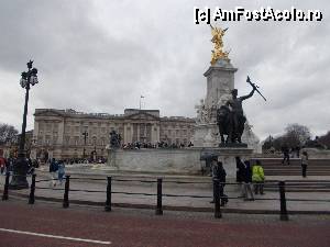 [P29] nu s-a tinut schimbul garzii pt. ca era inmormantarea lui M. Tatcher la aceasta ora la St. Paul cathedral la 12 » foto by dan sorin
 - 
<span class="allrVoted glyphicon glyphicon-heart hidden" id="av415193"></span>
<a class="m-l-10 hidden" id="sv415193" onclick="voting_Foto_DelVot(,415193,1570)" role="button">șterge vot <span class="glyphicon glyphicon-remove"></span></a>
<a id="v9415193" class=" c-red"  onclick="voting_Foto_SetVot(415193)" role="button"><span class="glyphicon glyphicon-heart-empty"></span> <b>LIKE</b> = Votează poza</a> <img class="hidden"  id="f415193W9" src="/imagini/loader.gif" border="0" /><span class="AjErrMes hidden" id="e415193ErM"></span>