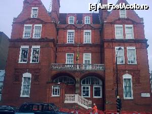 [P15] Bloc de locuinte din cartierul Albert, Londra. Se observa arhitectura ferestrelor, specifica in UK. In Warlingham majoritatea vilelor nou construite, aveau aceste ferestre » foto by traian.leuca †
 - 
<span class="allrVoted glyphicon glyphicon-heart hidden" id="av397905"></span>
<a class="m-l-10 hidden" id="sv397905" onclick="voting_Foto_DelVot(,397905,1570)" role="button">șterge vot <span class="glyphicon glyphicon-remove"></span></a>
<a id="v9397905" class=" c-red"  onclick="voting_Foto_SetVot(397905)" role="button"><span class="glyphicon glyphicon-heart-empty"></span> <b>LIKE</b> = Votează poza</a> <img class="hidden"  id="f397905W9" src="/imagini/loader.gif" border="0" /><span class="AjErrMes hidden" id="e397905ErM"></span>