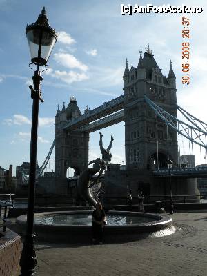 [P04] 'Tower Bridge' si o frumoasa fantana de langa el » foto by cdiana
 - 
<span class="allrVoted glyphicon glyphicon-heart hidden" id="av434527"></span>
<a class="m-l-10 hidden" id="sv434527" onclick="voting_Foto_DelVot(,434527,1570)" role="button">șterge vot <span class="glyphicon glyphicon-remove"></span></a>
<a id="v9434527" class=" c-red"  onclick="voting_Foto_SetVot(434527)" role="button"><span class="glyphicon glyphicon-heart-empty"></span> <b>LIKE</b> = Votează poza</a> <img class="hidden"  id="f434527W9" src="/imagini/loader.gif" border="0" /><span class="AjErrMes hidden" id="e434527ErM"></span>