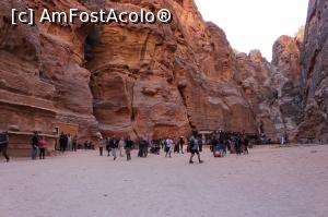 [P13] Petra, Piața din fața Trezoreriei, în stânga intrarea tăiată în piatră » foto by mprofeanu
 - 
<span class="allrVoted glyphicon glyphicon-heart hidden" id="av923730"></span>
<a class="m-l-10 hidden" id="sv923730" onclick="voting_Foto_DelVot(,923730,1615)" role="button">șterge vot <span class="glyphicon glyphicon-remove"></span></a>
<a id="v9923730" class=" c-red"  onclick="voting_Foto_SetVot(923730)" role="button"><span class="glyphicon glyphicon-heart-empty"></span> <b>LIKE</b> = Votează poza</a> <img class="hidden"  id="f923730W9" src="/imagini/loader.gif" border="0" /><span class="AjErrMes hidden" id="e923730ErM"></span>