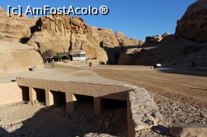 [P07] Petra, Noul pod, restaurante și clădiri aproape de intrarea în As-Siq, în centru se vede în plan îndepărtat tunelul » foto by mprofeanu
 - 
<span class="allrVoted glyphicon glyphicon-heart hidden" id="av923724"></span>
<a class="m-l-10 hidden" id="sv923724" onclick="voting_Foto_DelVot(,923724,1615)" role="button">șterge vot <span class="glyphicon glyphicon-remove"></span></a>
<a id="v9923724" class=" c-red"  onclick="voting_Foto_SetVot(923724)" role="button"><span class="glyphicon glyphicon-heart-empty"></span> <b>LIKE</b> = Votează poza</a> <img class="hidden"  id="f923724W9" src="/imagini/loader.gif" border="0" /><span class="AjErrMes hidden" id="e923724ErM"></span>