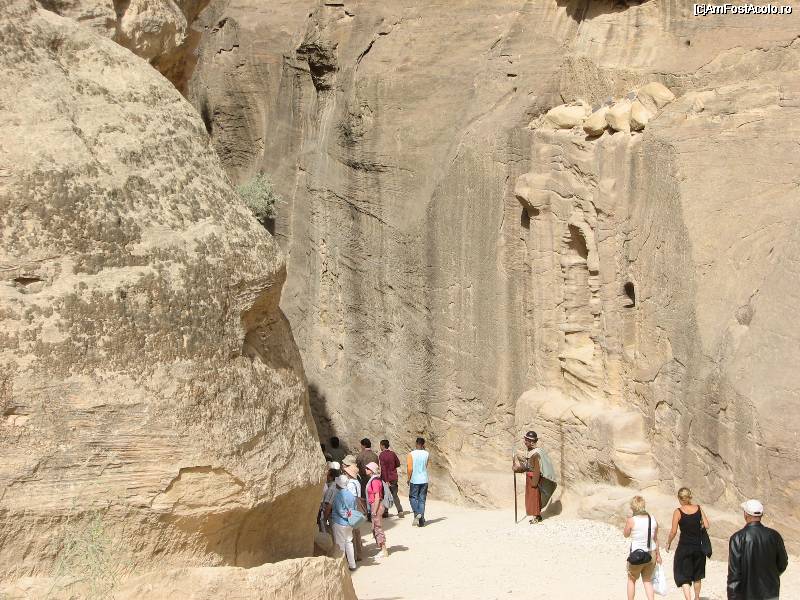 [P02] Intrarea in defileul ce duce la Petra » foto by lizuk
 - 
<span class="allrVoted glyphicon glyphicon-heart hidden" id="av18832"></span>
<a class="m-l-10 hidden" id="sv18832" onclick="voting_Foto_DelVot(,18832,1615)" role="button">șterge vot <span class="glyphicon glyphicon-remove"></span></a>
<a id="v918832" class=" c-red"  onclick="voting_Foto_SetVot(18832)" role="button"><span class="glyphicon glyphicon-heart-empty"></span> <b>LIKE</b> = Votează poza</a> <img class="hidden"  id="f18832W9" src="/imagini/loader.gif" border="0" /><span class="AjErrMes hidden" id="e18832ErM"></span>