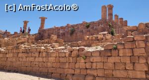 [P28] La capatul drumului se afla poarta tripla care duce la Templul lui Qasr Al-Bint. In fata intrarii Portilor, se afla scarile care duc la Marele Templu. Complexul Marelui Templu este una dintre principalele componente arheologice si arhitecturale din centrul Petrei. » foto by geani anto
 - 
<span class="allrVoted glyphicon glyphicon-heart hidden" id="av1378015"></span>
<a class="m-l-10 hidden" id="sv1378015" onclick="voting_Foto_DelVot(,1378015,1615)" role="button">șterge vot <span class="glyphicon glyphicon-remove"></span></a>
<a id="v91378015" class=" c-red"  onclick="voting_Foto_SetVot(1378015)" role="button"><span class="glyphicon glyphicon-heart-empty"></span> <b>LIKE</b> = Votează poza</a> <img class="hidden"  id="f1378015W9" src="/imagini/loader.gif" border="0" /><span class="AjErrMes hidden" id="e1378015ErM"></span>