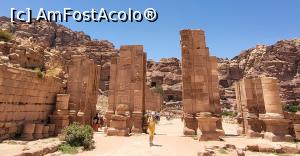 [P30] Poarta Temenos, aflata la intrarea in templul lui Qasr Al-Bint, avea coloane independente in fata celor trei usi masive din lemn, posibil placate cu metal. Dateaza probabil de dupa anexarea Petrei la Imperiul roman. » foto by geani anto
 - 
<span class="allrVoted glyphicon glyphicon-heart hidden" id="av1378017"></span>
<a class="m-l-10 hidden" id="sv1378017" onclick="voting_Foto_DelVot(,1378017,1615)" role="button">șterge vot <span class="glyphicon glyphicon-remove"></span></a>
<a id="v91378017" class=" c-red"  onclick="voting_Foto_SetVot(1378017)" role="button"><span class="glyphicon glyphicon-heart-empty"></span> <b>LIKE</b> = Votează poza</a> <img class="hidden"  id="f1378017W9" src="/imagini/loader.gif" border="0" /><span class="AjErrMes hidden" id="e1378017ErM"></span>