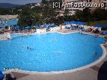[P14] Iesind din hotel catreplaja, aceasta este prima piscina, cea cu jeturi-jacuzzi. (In spate, sub restaurant, nu se vede in poza, este piscina interioara; la geamul dintre cele doua este unul din punctele de unde se pot lua prosoape) » foto by tm67bru
 - 
<span class="allrVoted glyphicon glyphicon-heart hidden" id="av12002"></span>
<a class="m-l-10 hidden" id="sv12002" onclick="voting_Foto_DelVot(,12002,1618)" role="button">șterge vot <span class="glyphicon glyphicon-remove"></span></a>
<a id="v912002" class=" c-red"  onclick="voting_Foto_SetVot(12002)" role="button"><span class="glyphicon glyphicon-heart-empty"></span> <b>LIKE</b> = Votează poza</a> <img class="hidden"  id="f12002W9" src="/imagini/loader.gif" border="0" /><span class="AjErrMes hidden" id="e12002ErM"></span>