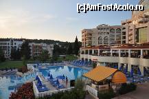[P11] Vedere din camera 8415 a celeilalte familli cara a platit 'vedere la parc'. Se observa deasupra piscina mare, pt. adulti si mai jos piscina mai mica, pt. copii » foto by Catzus
 - 
<span class="allrVoted glyphicon glyphicon-heart hidden" id="av349686"></span>
<a class="m-l-10 hidden" id="sv349686" onclick="voting_Foto_DelVot(,349686,1618)" role="button">șterge vot <span class="glyphicon glyphicon-remove"></span></a>
<a id="v9349686" class=" c-red"  onclick="voting_Foto_SetVot(349686)" role="button"><span class="glyphicon glyphicon-heart-empty"></span> <b>LIKE</b> = Votează poza</a> <img class="hidden"  id="f349686W9" src="/imagini/loader.gif" border="0" /><span class="AjErrMes hidden" id="e349686ErM"></span>
