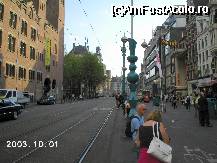 [P17] O imagine de-a lungul străzii Damrak. În stânga, o parte din clădirea Beurs van Berlage » foto by Costi
 - 
<span class="allrVoted glyphicon glyphicon-heart hidden" id="av24639"></span>
<a class="m-l-10 hidden" id="sv24639" onclick="voting_Foto_DelVot(,24639,1639)" role="button">șterge vot <span class="glyphicon glyphicon-remove"></span></a>
<a id="v924639" class=" c-red"  onclick="voting_Foto_SetVot(24639)" role="button"><span class="glyphicon glyphicon-heart-empty"></span> <b>LIKE</b> = Votează poza</a> <img class="hidden"  id="f24639W9" src="/imagini/loader.gif" border="0" /><span class="AjErrMes hidden" id="e24639ErM"></span>