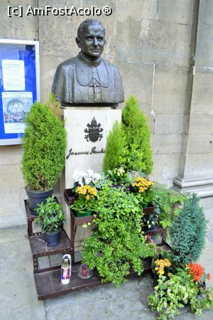 [P06] Bustul Papei Ioan Paul al II lea de origine poloneză din fața bisericii Eglise Notre-Dame de l, Assomption » foto by AZE
 - 
<span class="allrVoted glyphicon glyphicon-heart hidden" id="av899887"></span>
<a class="m-l-10 hidden" id="sv899887" onclick="voting_Foto_DelVot(,899887,1684)" role="button">șterge vot <span class="glyphicon glyphicon-remove"></span></a>
<a id="v9899887" class=" c-red"  onclick="voting_Foto_SetVot(899887)" role="button"><span class="glyphicon glyphicon-heart-empty"></span> <b>LIKE</b> = Votează poza</a> <img class="hidden"  id="f899887W9" src="/imagini/loader.gif" border="0" /><span class="AjErrMes hidden" id="e899887ErM"></span>