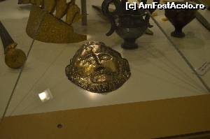 [P17] Masca lui Agamemnon, în Muzeul de la Mycenae. Este doar o copie făcută din alamă.  » foto by Ioan Raita
 - 
<span class="allrVoted glyphicon glyphicon-heart hidden" id="av611712"></span>
<a class="m-l-10 hidden" id="sv611712" onclick="voting_Foto_DelVot(,611712,1710)" role="button">șterge vot <span class="glyphicon glyphicon-remove"></span></a>
<a id="v9611712" class=" c-red"  onclick="voting_Foto_SetVot(611712)" role="button"><span class="glyphicon glyphicon-heart-empty"></span> <b>LIKE</b> = Votează poza</a> <img class="hidden"  id="f611712W9" src="/imagini/loader.gif" border="0" /><span class="AjErrMes hidden" id="e611712ErM"></span>