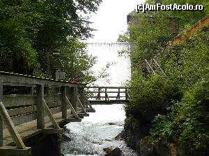 [P07] Cheile Sigmund Thun se termina cu o mica cascada care este sub forma unei perdele de apa. Cascada este alimentata de la un lac de acumulare, a carui apa are aceeasi culoare inconfundabila, verde turcoaz.  » foto by stellinna
 - 
<span class="allrVoted glyphicon glyphicon-heart hidden" id="av670799"></span>
<a class="m-l-10 hidden" id="sv670799" onclick="voting_Foto_DelVot(,670799,1732)" role="button">șterge vot <span class="glyphicon glyphicon-remove"></span></a>
<a id="v9670799" class=" c-red"  onclick="voting_Foto_SetVot(670799)" role="button"><span class="glyphicon glyphicon-heart-empty"></span> <b>LIKE</b> = Votează poza</a> <img class="hidden"  id="f670799W9" src="/imagini/loader.gif" border="0" /><span class="AjErrMes hidden" id="e670799ErM"></span>