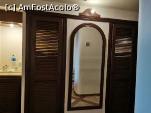 [P03] Cele două dulapuri pentru depozitarea hainelor (cu umerașe, rafturi și seif în interior, seiful este gratuit). Pe lângă acestea în stânga este spațiul cu fierbătorul de apă, ceaiuri, cafea și mini bar. » foto by Ioana0606
 - 
<span class="allrVoted glyphicon glyphicon-heart hidden" id="av1255355"></span>
<a class="m-l-10 hidden" id="sv1255355" onclick="voting_Foto_DelVot(,1255355,1745)" role="button">șterge vot <span class="glyphicon glyphicon-remove"></span></a>
<a id="v91255355" class=" c-red"  onclick="voting_Foto_SetVot(1255355)" role="button"><span class="glyphicon glyphicon-heart-empty"></span> <b>LIKE</b> = Votează poza</a> <img class="hidden"  id="f1255355W9" src="/imagini/loader.gif" border="0" /><span class="AjErrMes hidden" id="e1255355ErM"></span>