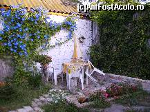 [P02] Un colt al curtii, amenajat pentru luat masa. Poza este de anul trecut, superbele zorele albastre lipseau anul acesta...  » foto by dannaa
 - 
<span class="allrVoted glyphicon glyphicon-heart hidden" id="av468578"></span>
<a class="m-l-10 hidden" id="sv468578" onclick="voting_Foto_DelVot(,468578,1770)" role="button">șterge vot <span class="glyphicon glyphicon-remove"></span></a>
<a id="v9468578" class=" c-red"  onclick="voting_Foto_SetVot(468578)" role="button"><span class="glyphicon glyphicon-heart-empty"></span> <b>LIKE</b> = Votează poza</a> <img class="hidden"  id="f468578W9" src="/imagini/loader.gif" border="0" /><span class="AjErrMes hidden" id="e468578ErM"></span>