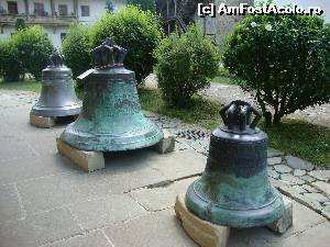 [P26] Mănăstirea Putna - Iată cele trei clopote expuse aproape de intrarea în biserica mănăstirii. În centru se află clopotul Buga.  » foto by Floryn81
 - 
<span class="allrVoted glyphicon glyphicon-heart hidden" id="av609422"></span>
<a class="m-l-10 hidden" id="sv609422" onclick="voting_Foto_DelVot(,609422,1781)" role="button">șterge vot <span class="glyphicon glyphicon-remove"></span></a>
<a id="v9609422" class=" c-red"  onclick="voting_Foto_SetVot(609422)" role="button"><span class="glyphicon glyphicon-heart-empty"></span> <b>LIKE</b> = Votează poza</a> <img class="hidden"  id="f609422W9" src="/imagini/loader.gif" border="0" /><span class="AjErrMes hidden" id="e609422ErM"></span>